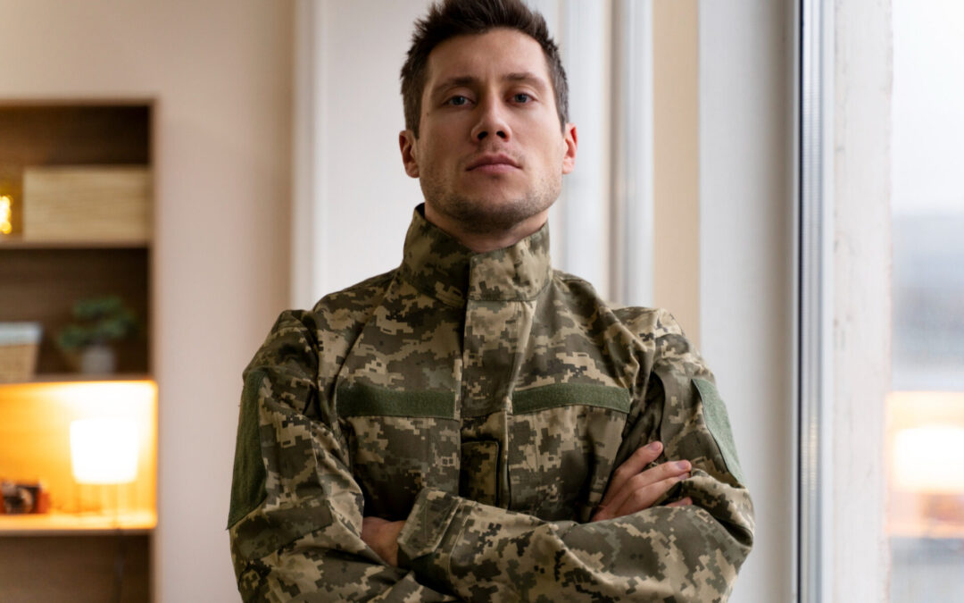 El Bordado que Define la Historia: De la Heráldica al Parche Táctico