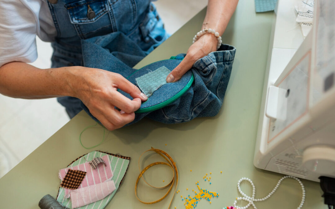 Cómo cuidar y lavar prendas con parches y bordados: Guía técnica de mantenimiento